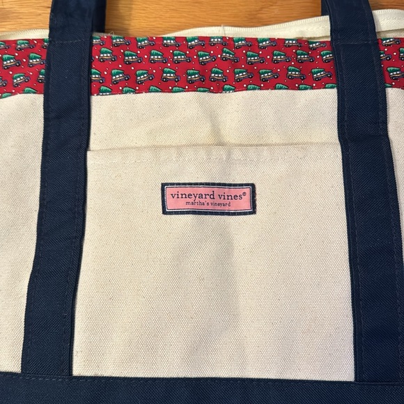 Christmas 🛻 🌲 tote by Vineyard Vines. Used. - Picture 13 of 16